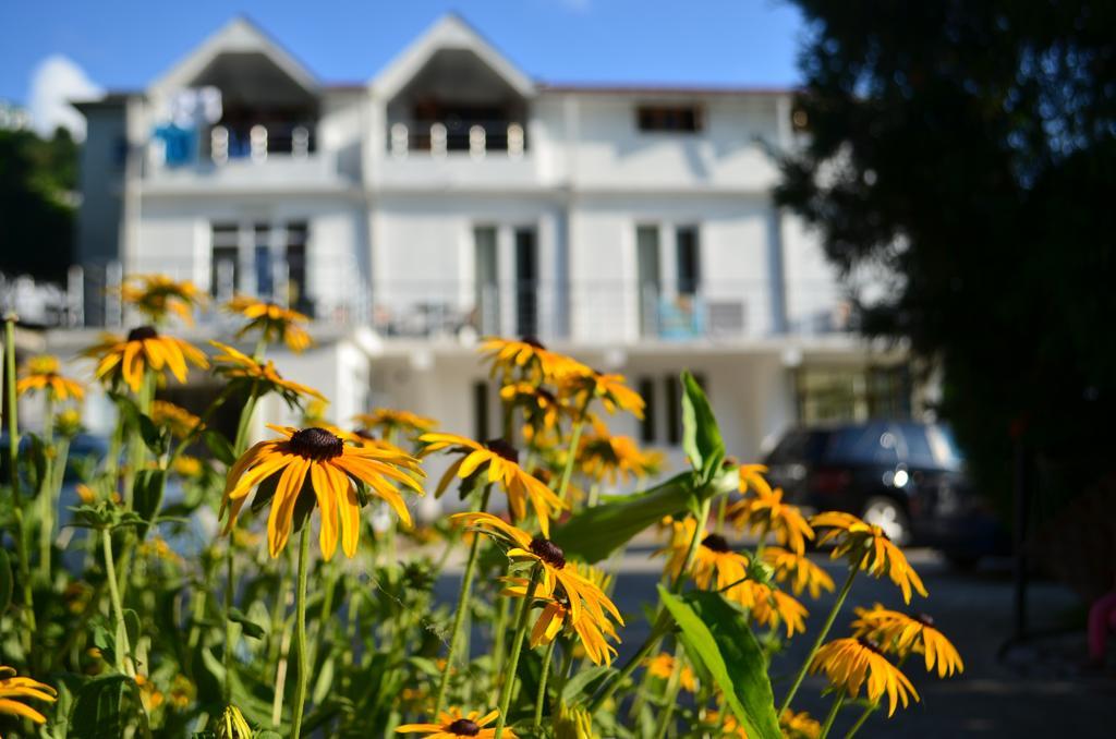 Rezo'S House Hotel Kvariati Exterior photo