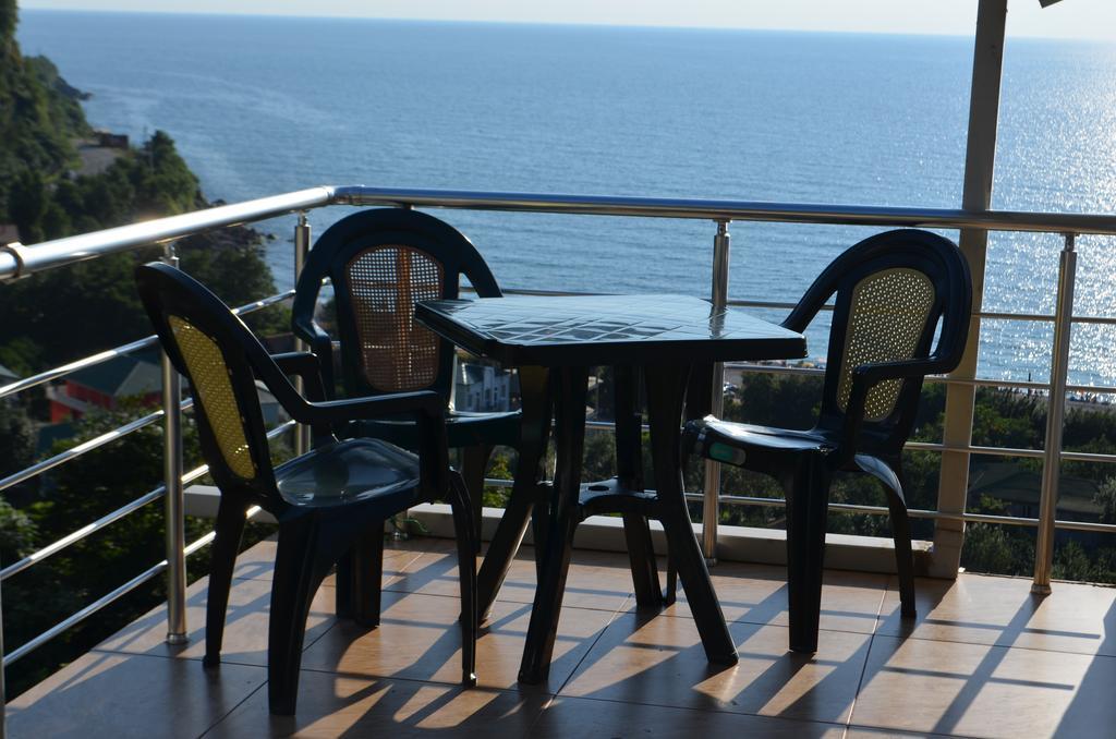 Rezo'S House Hotel Kvariati Exterior photo