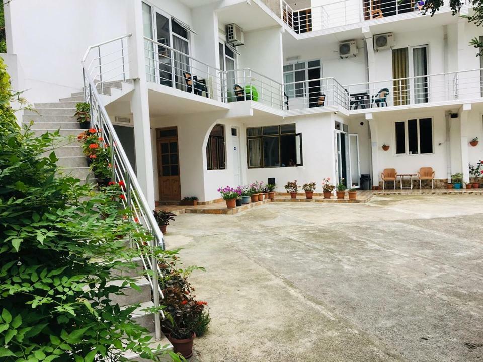 Rezo'S House Hotel Kvariati Exterior photo